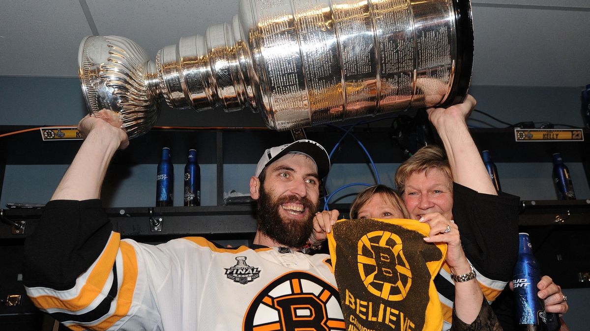 Nejdřív urážky a fóry o basketu. Nakonec Chára zbořil NHL a je v Síni slávy